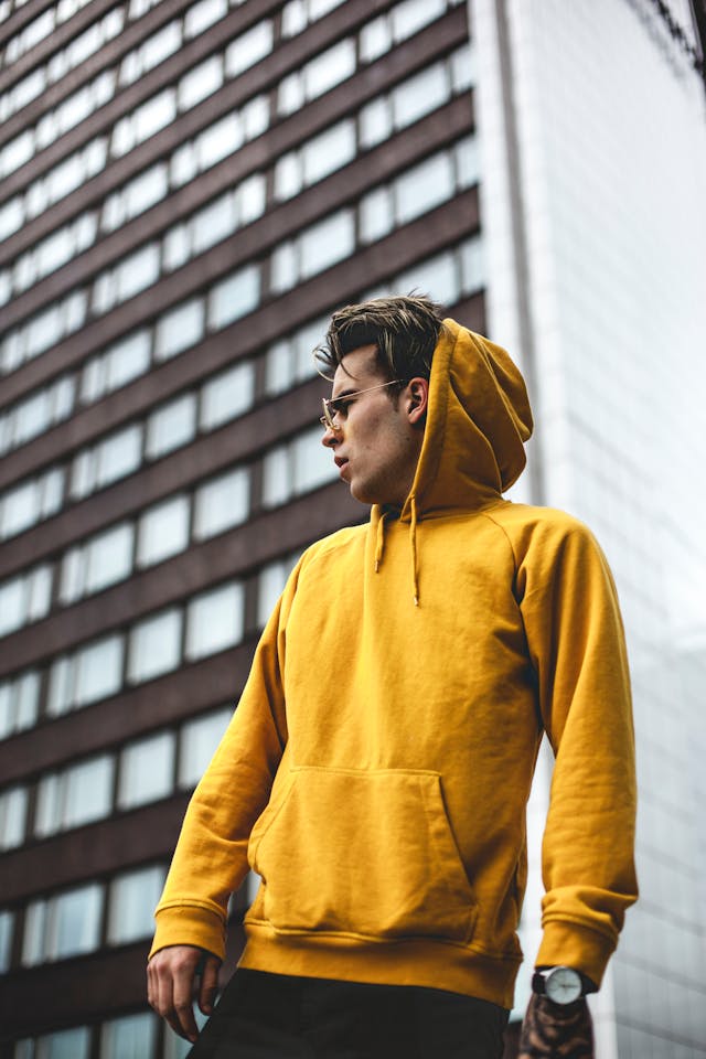 sudadera amarilla