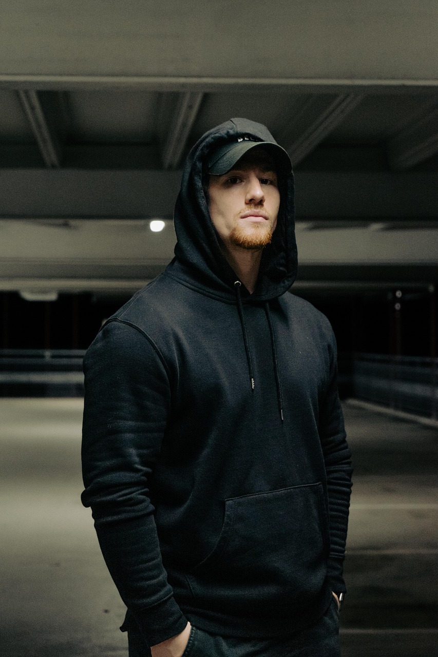 sudadera-hombre-negra sudadera-con-gorro-hombre